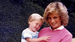 La princesse Diana a toujours porté beaucoup d’attention à ses deux fils, William - ici dans ses bras- et Harry.