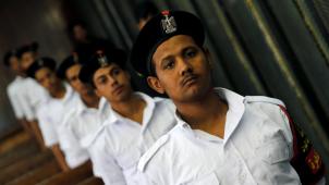 Des officiers de police montent la garde autour des cages où sont enfermés les détenus
: le 22 juillet, une cour égyptienne a condamné 28 personnes à mort pour l’assassinat du procureur général en 2015. © Amr Abdallah Dalsh/Rtr.