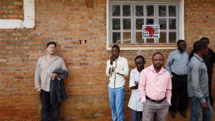 Milo Rau en conversation avec des jeunes du village de Mushinga.