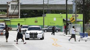 Contrôle de police dans le quartier d’Overtown, à Miami, où un enfant de 10 ans est mort d’une overdose en juin dernier ©AP