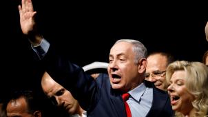 Binyamin Netanyahou et son épouse Sara, mercredi soir, au meeting de soutien organisé par le Likoud
: une défense «
classique
» arc-boutée sur le «
complot
» et la «
tentative de putsch
»... © Reuters.