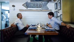 Depuis son départ de la Maison-Blanche, Barack Obama prend le temps des rencontres
: avec Justin Trudeau, Premier ministre canadien, dans un restaurant de Montréal
; avec des enfants, surpris de le voir à la fenêtre. © D.R.