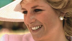 En 2002, la princesse martyre avait été classée troisième d’un sondage de la BBC sur les grands Britanniques de l’Histoire. Mais aujourd’hui, un effort de communication des «
Royals
» et les images de la stabilité et de bonheur au sein des couples Charles-Camilla et William-Kate ont gommé cette fascination. Photo News.