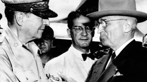 Douglas Mc Arthur (à g.) et Truman, lors d’une rencontre en octobre 1950