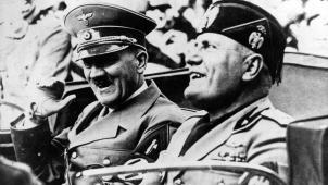 Près de 80 ans plus tard, les circonstances qui ont présidé à l’émergence du fascisme, que ce soit en Italie sous Mussolini (à dr.) ou en Allemagne sous Hitler, nous éclairent encore sur les mécanismes qui conduisent à la mort d’une démocratie.