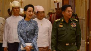 Aung San Suu Kyi aux côtés du général Min Aung Hlaing, le responsable de la situation actuelle. © Reporters.