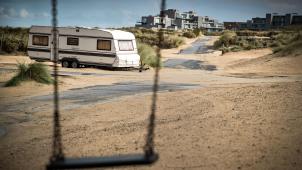 Du camping Zeepark, il ne reste que quelques caravanes d’un autre temps et les blocs sanitaires. De ses dunes devrait prochainement sortir un complexe de loisirs comprenant un hôtel et des appartements troglodytes. © Bruno D’Alimonte.