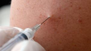 La vaccination est conseillée au personnel médical. © AFP