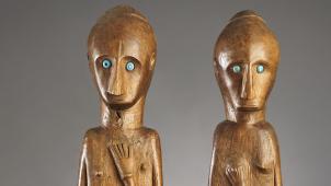 Un couple d’ancêtres en bois, provenant de l’île de Florès, située au nord-ouest de l