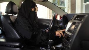 La lutte des Saoudiennes pour le droit de conduire a débuté en 1990, profitant d’une forte présence médiatique occidentale  suite à l’invasion du Koweït par l’Irak.