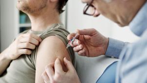 Le généraliste choisit en fonction des études épistémiologiques un vaccin contenant trois ou quatre souches de la grippe.