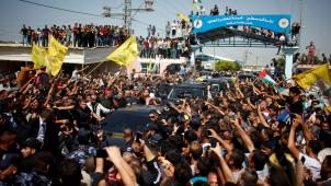 Drapeaux déployés, une foule enthousiaste a accueilli le convoi du Premier ministre palestinien Rami Hamdallah, dès son arrivée dans la bande de Gaza. ©Reuters