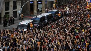 Les manifestants pointent la police nationale du doigt lors d’une manifestation à Barcelone. © Reuters