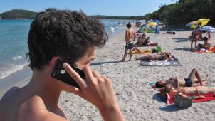 Téléphoner depuis son lieu de vacances dans un autre pays européen coûte aujourd’hui moins cher que d’appeler ce même pays depuis chez soi.