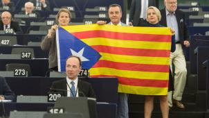 Trois europarlementaires N-VA, Helga Stevens, Mark Demesmaeker et Anneleen Van Bossuyt, ont brandi un drapeau catalan, mercredi, dans l’hémicycle de Strasbourg. ©EPA