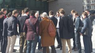 Les membres d’ULI Belgique lors d’une visite de Rive Gauche, à Charleroi. En médaillon, Nicolas Deremince. © d.r.