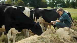 Au-delà des gestes comme traire une vache, Swann Arlaud a appris ce qu’est être fils de paysans.