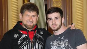 En juin 2015, Zelimkhan Bakaev (à droite) poste sur son compte Facebook, un cliché pris aux côtés Ramzan Kadyrov, président tchétchène désigné par Vladimir Poutine.