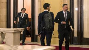 Santi Vila, à droite, quitte le bureau du président catalan Carles Puigdemont après avoir présenté sa démission au Parlement ©EPA