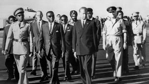 Dag Halmmarskjold (à dr.), lors de son arrivée à Leopoldville (Kinshasa), le 13 septembre 1961. A ses côtés, le Premier ministre congolais Cyrile Adoula et, à l’extrême gauche, le général Mobutu. © AFP.