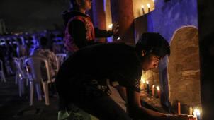 Hommage aux personnes assassinées ou disparues, le 14 octobre dernier à Medellín
: les proches des victimes ont pris l’habitude de se réunir pour de telles cérémonies. © AFP