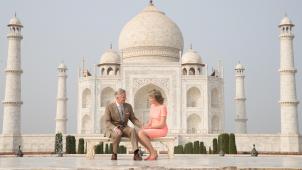 Philippe et Mathilde lors de la séance de pose devant le Taj Mahal. © Benoît Doppagne/ Belga.