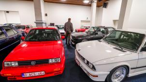 Golf GTI, BMW série 3 ou autre Lancia ou Alfa datant des années 80 commencent à prendre de la valeur et font le plaisir des jeunes collectionneurs, comme Mathieu et Sylvain. © Pierre-Yves Thienpont.