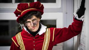 Le Zwarte Piet nouvelle version d’Amsterdam n’est plus noir et prend des allures de noble espagnol du XVI
e
 siècle. © EPA