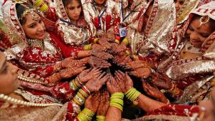 Préparatifs pour une célébration de mariages groupés à Ahmadebad
: une cérémonie alourdie par le poids des traditions et des contingences sociales.