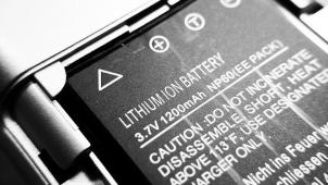 On trouve notamment du lithium dans les batteries des téléphones portables. © D.R.