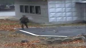 Le soldat nord-coréen en fuite sort précipitamment de son véhicule pour courir vers le territoire sud-coréen (en haut).