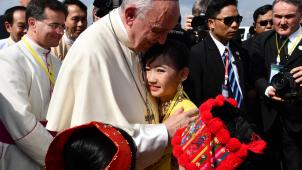 Le pape François a reçu un accueil chaleureux à son arrivée sur le sol birman.
