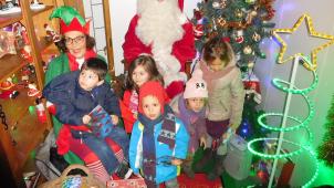 Les enfants posent tous avec Père Noël. Et Serge Hennebel poste toutes les photos sur sa page Facebook afin que petits et grands puissent garder une trace de leur passage.