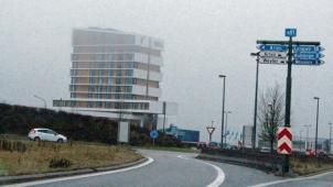 Quand il n’y a pas de brouillard, le nouvel hôtel au logo du toucan se voit de loin, mais pour y accéder, c’est moins évident... © JLB.