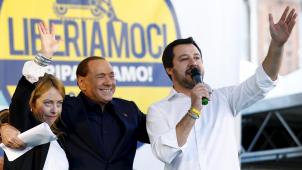 Silvio Berlusconi entre Giorgia Meloni et Matteo Salvini, lors d’un rassemblement de la Ligue du Nord, en novembre 2015 à Bologne
: le trio de droite part ensemble en campagne électorale. Mais après
?...
