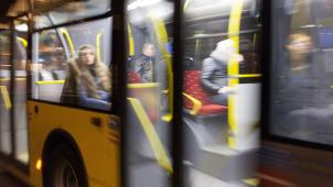 Parfois, monter à bord d’un bus représente une épreuve pour les usagers féminins.