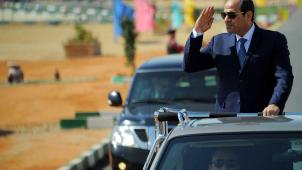 Le président Abdelfattah al-Sissi inspectant des forces armées à Suez le 29 octobre dernier. Le règne de l’ancien militaire sera prolongé de quatre ans après les élections présidentielles de mars prochain.