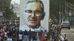 Oscar Arnulfo Romero, ardent défenseur des droits de l’homme au Salvador, fut assassiné en 1980. De nombreux hommages lui sont régulièrement rendus, comme ici, en 2014, lors d’une marche à San Salvador, pour commémorer le 34e anniversaire de sa mort.
