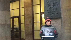 Dana Kyndrova pose devant la Radio tchèque avec une photo prise par sa mère sur les lieux il y a 50 ans.