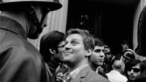 Un regard qui en dit long,  le 6 mai 68, devant la Sorbonne.