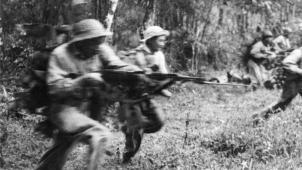 Les soldats du Front national de libération (les Vietcongs) chargent l’ennemi au Sud Vietnam lors de l’offensive du Têt. ©Belga