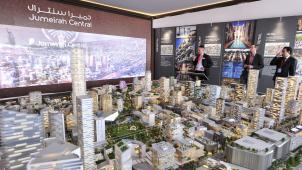 Les maquettes abondent au Mipim. Celle-ci montre le futur développement qui doit avoir lieu dans la zone résidentielle de Jumeirah, à Dubaï. © ©V.DESJARDINS - IMAGE&CO