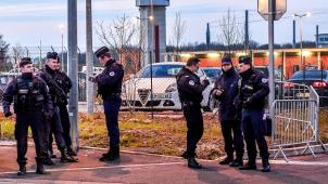 La police monte la garde devant la prison de Vendin-le-Vieil, dans le nord de la France © PHILIPPE HUGUEN/ AFP