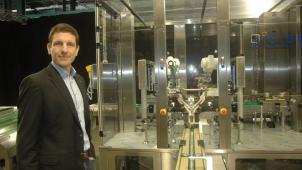 Grégory Reichling, CEO de Ciseo, devant la ligne de production automatisée de seringues pré-remplie.
