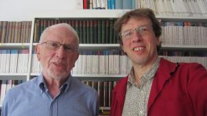 Jacques Dubois, à gauche, et Laurent Demoulin, le lauréat du prix Rossel 2017 avec « Robinson ».