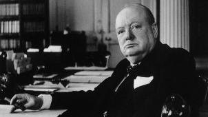 En entrant en dissidence face à des gens prétendument raisonnables, Winston Churchill a assumé, selon les termes de l’historien John Diggins, «
l’intégrité de sa conscience privée
».