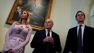 John Kelly, entre Ivanka Trump et Jared Kushner
: le torchon brûle entre le secrétaire-général de la Maison-Blanche et les deux conseillers du président - sa fille et son gendre...