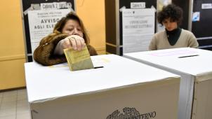 Une Italienne vote dans le centre de Rome, dimanche matin. © AFP / Andreas Solaro.