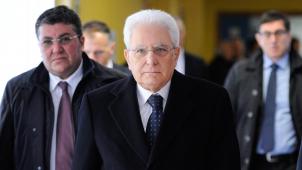 Sergio Mattarella, la mine grave, après avoir accompli son devoir électoral à Palerme
: le chef de l’Etat est au centre du jeu pour tenter de lever les blocages politiques.