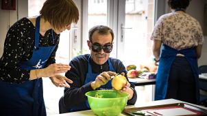 Tamtam, ancien boulanger-pâtissier ayant perdu la vue, reprend goût à la cuisine en apprenant à ressentir davantage avec ses autres sens. © Bruno Dalimonte.